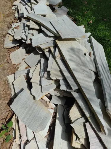Vendo ,cacos de pedras para piscina 30 reais o metrô.disponivel 55 metros.