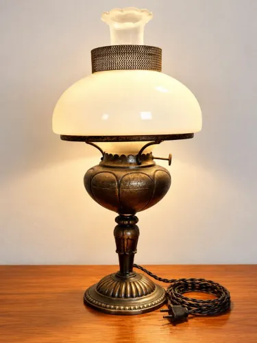 Abajur antigo de 1950, adaptado ao sistema elétrico.