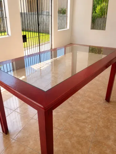 Mesa de madeira maciça com tampo de vidro