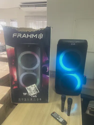 CAIXA DE SOM FRAHM 1300W 2 MICROFONE KARAOKÊ