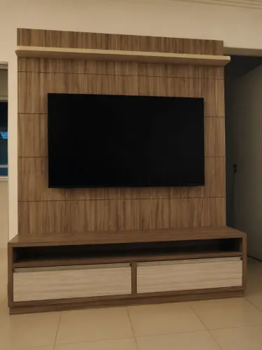 Painel e rack planejado em madeira
