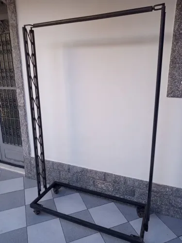 Arara de roupas vintage,ferro fundido, medindo1,68 alt x 1,15 de largura, trava em 2rodas.