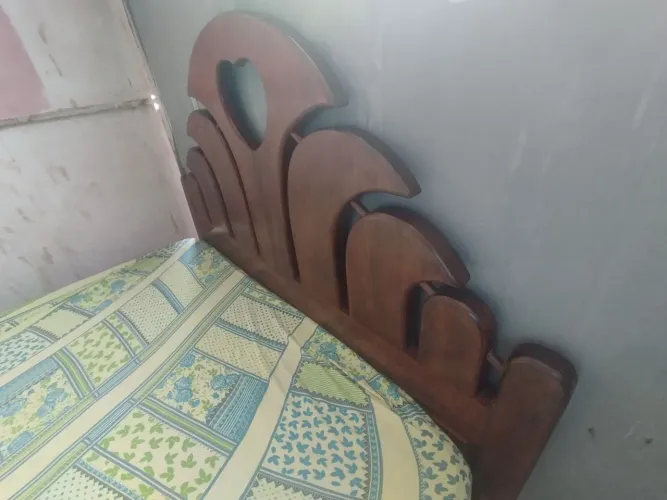 Cama de casal de madeira bruta com colchão de casal 