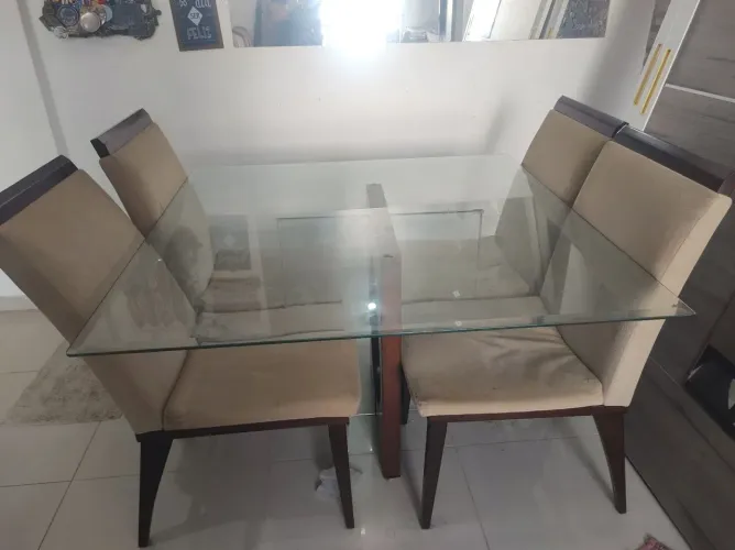 Mesa de 4 lugares de Madeira/Vidro