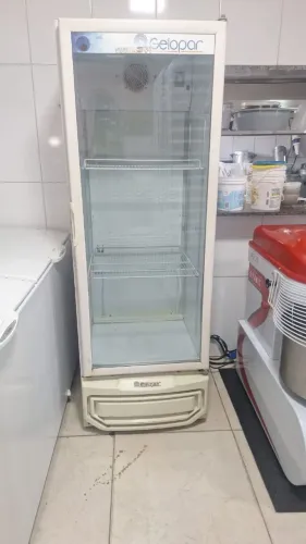 Equipamento industrial- Geladeira Expositora de Bebidas Gelopar.