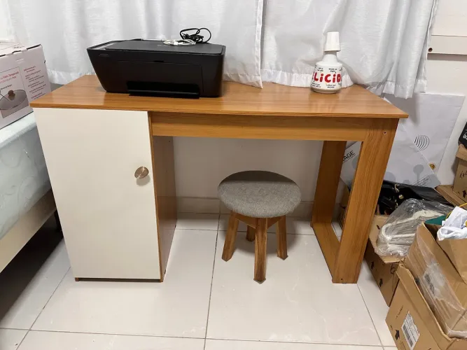Mesinha escrivaninha escritório home office em tom de madeira