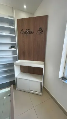 Móvel Coffee com painel amadeirado e armário