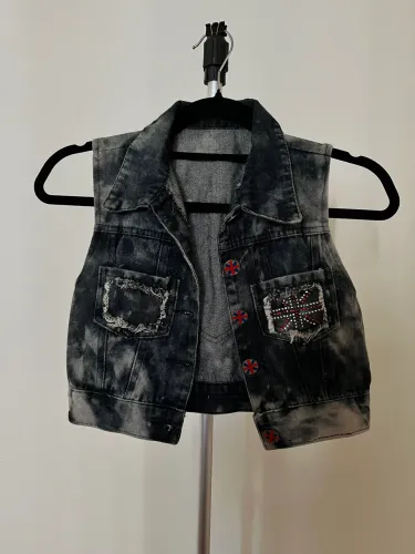 Colete jeans teen. Veste PP. Peça diferenciada com bordados da bandeira da Inglaterra.