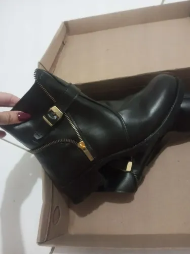 Bota feminina nunca usada 