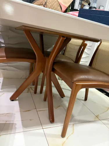 Mesa de madeira com tampo de vidro