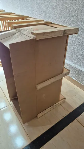 Caixote palete e papelão, medida 1.20mt por 0,80 cm, 20.00 reais, entregamos com taxa.