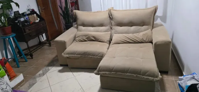 SOFÁ RETRÁTIL 2 LUGARES EM EXCELENTE ESTADO DE CONSERVAÇÃO E FUNCIONAMENTO. ACEITO CARTÃO