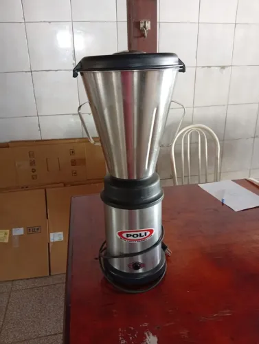 Vende se um liquidificador industrial, 8 litros em excelente estado de uso valor R$700