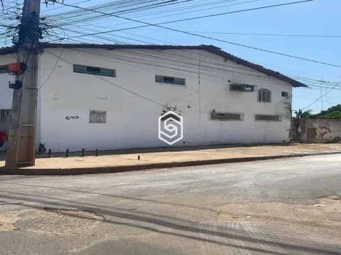 PONTO COMERCIAL MEDINDO 24X30 COM SALAS E BANHEIROS