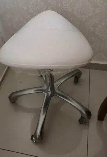 Mocho sela cor branca ESTEK com rodas e base de aço