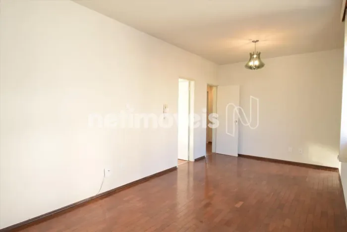 Oportunidade no bairro Santo Antônio!Apartamento de 02 quartos, próximo à Av. Prudente de