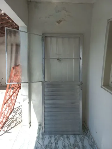 Porta de Alumínio com Janela de Abrir 2,10 de altura por 85 cm de largura