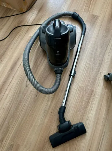 Aspirador de Pó sem Saco - Electrolux 1600W - Muito Novo