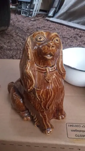 Antigo cachorrinho em porcelana