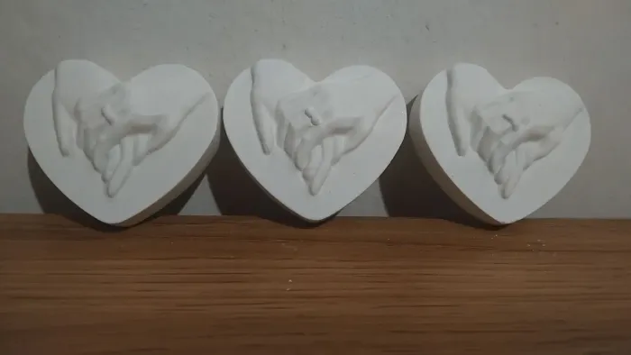 15 corações com mãos dadas gesso cru