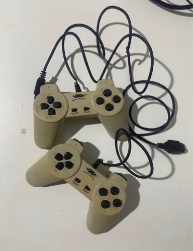 2 controles e 1 cartucho do Polystation (Não testados)