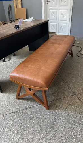 Banco de madeira - forro de tecido de couro na cor couro tem 1x60 para quarto ou sala .