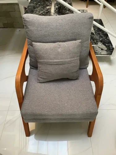 2 POLTRONAS CINZA CLARO COM PÉS DE MADEIRA