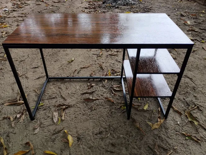 Mesa de escritorio com prateleiras em Metalom e Mdf amadeirado.