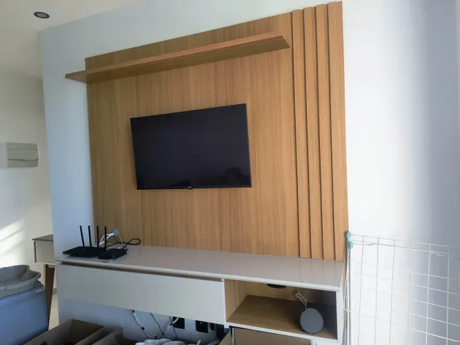 Painel de TV off white cinamomo