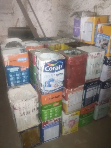 Latas de tinta vazias para facilitar em sua construção apenas 2 reais cada 