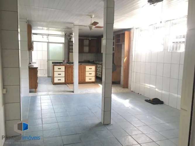 Casa de 2 dormitórios para alugar no bairro Santana