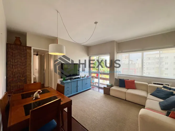 Apartamento com varanda e lazer na Praia da Enseada, Guaruja