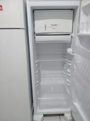 Vendo Geladeira com defeito