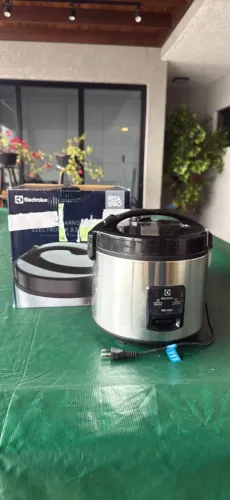 Panela de Arroz Elétrica Electrolux por Rita Lobo 3,5L Preta Efficient 2 em 1 (ERC20)