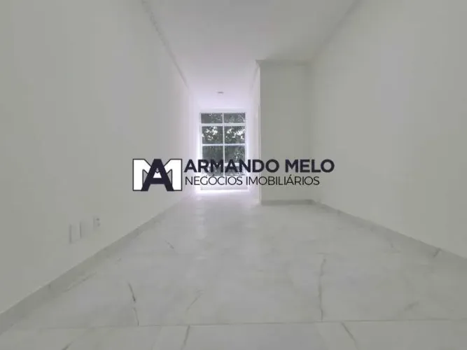 Apartamento reformado à venda em Copacabana, três quartos, sendo um suite, rua transversal