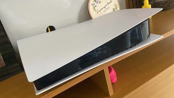 Ps5 fat digital em bom estado com 2 controles e base de carregamento original
