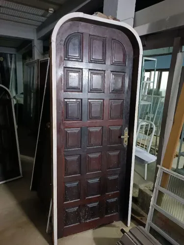 Porta externa de 80cmx2m05 itaúba com caixilho VENDE-SE 