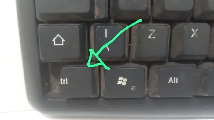 Teclado computador com a tecla CTRL quebrada usado.