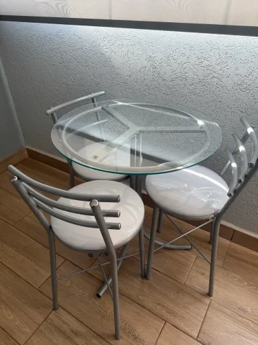 Mesa de Vidro Rendoda + 3 Banquetas