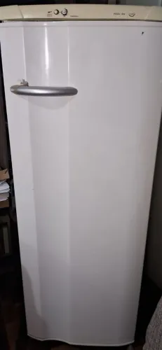 Geladeira RDE 30 Electrolux (com defeito/Furou o  gás) para retirada. 