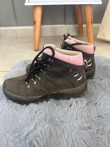 Bota trilha feminina