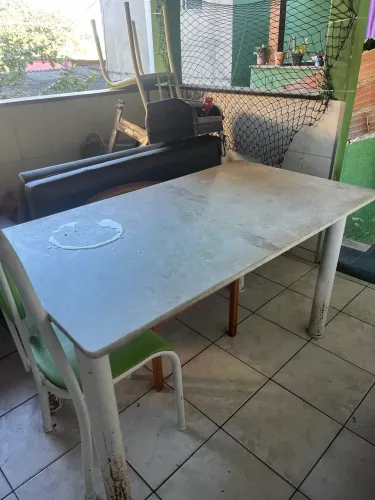 Mesa não vai as cadeiras