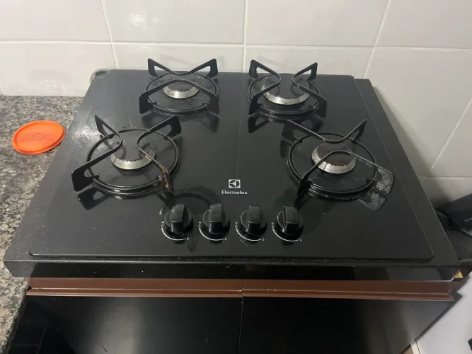 Fogão cooktop já com pedra de mármore e armário 