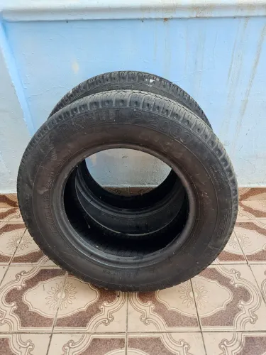 Vendo 2 pneus Pirelli Scorpion 205 60 16 para quebrar galho