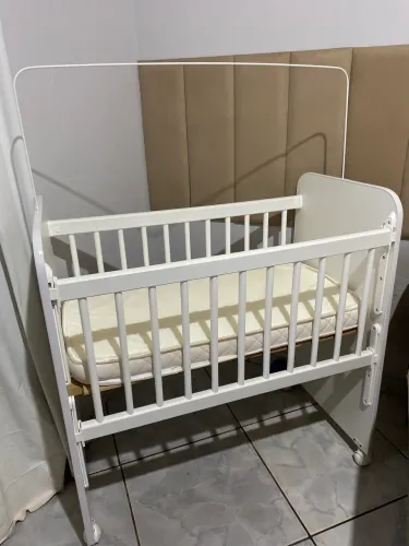 Mini berço com grade móvel