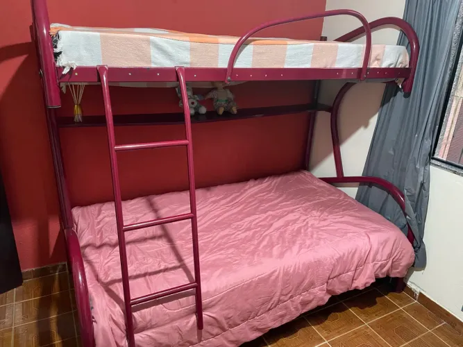 Cama beliche ferro semi nova com colchão novo