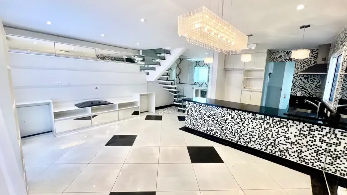 Melhor localização - Casa em Cond. - 3 Dormitórios, sendo 1 suíte - Jacuzzi