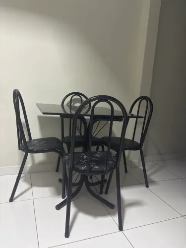Para vender rápido, Mesa de Jantar 4 Cadeiras Quadrada