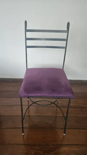 Cadeira de aço roxa