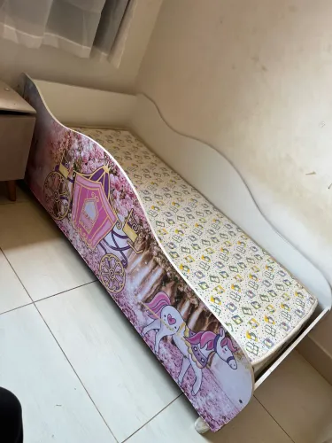Cama infantil com colchão